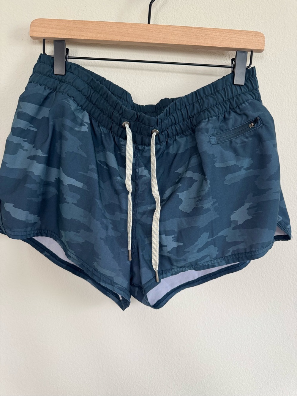 Vuori Women’s Clementine Shorts Blue Camo Running Lined Athletic Activewear L